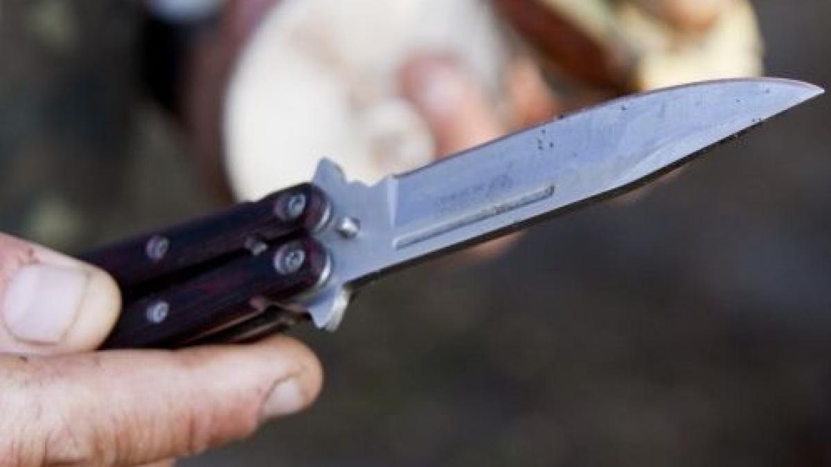 a fost injunghiat in timp ce se afla in spital de colegul sau de camera rudele acuza medicii de