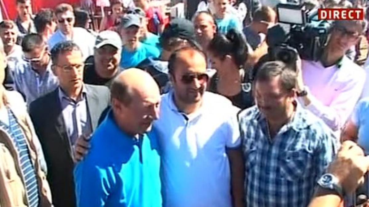 basescu si baile de multime ciuvica 90 la suta dintre ei il ignora iar 10 la suta sunt de la spp