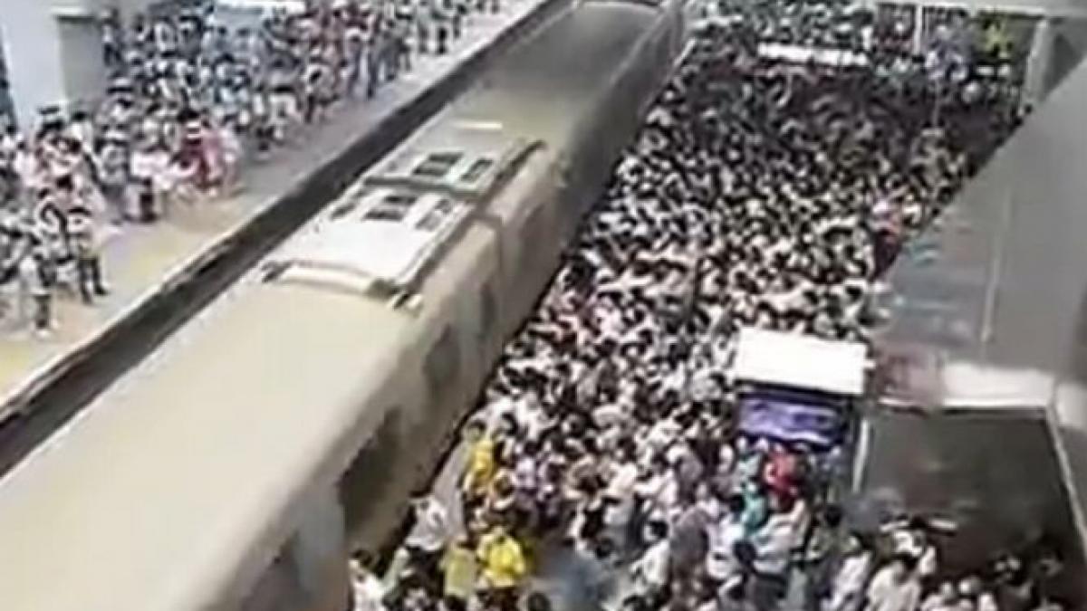 imagini de cosmar la metroul din beijing ce i s a intamplat unui barbat care incerca sa coboare din