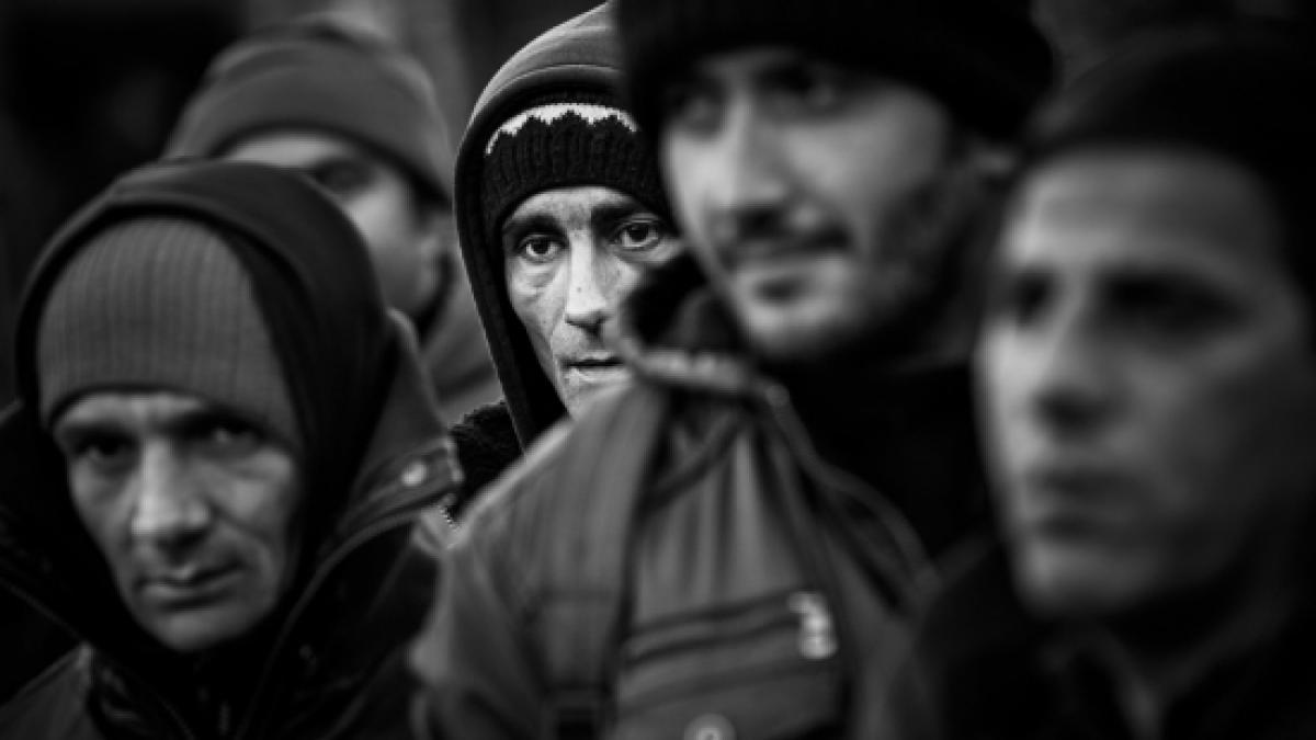 rulote ale romilor mutate de pe un teren privat din franta peste 100 de politisti mobilizati pentru