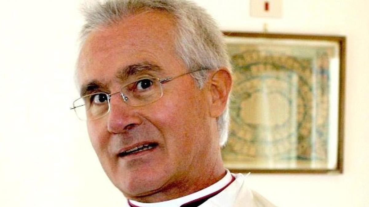 un episcop de la vatican arestat pentru deturnare de fonduri acuza cardinali de abuzuri financiare