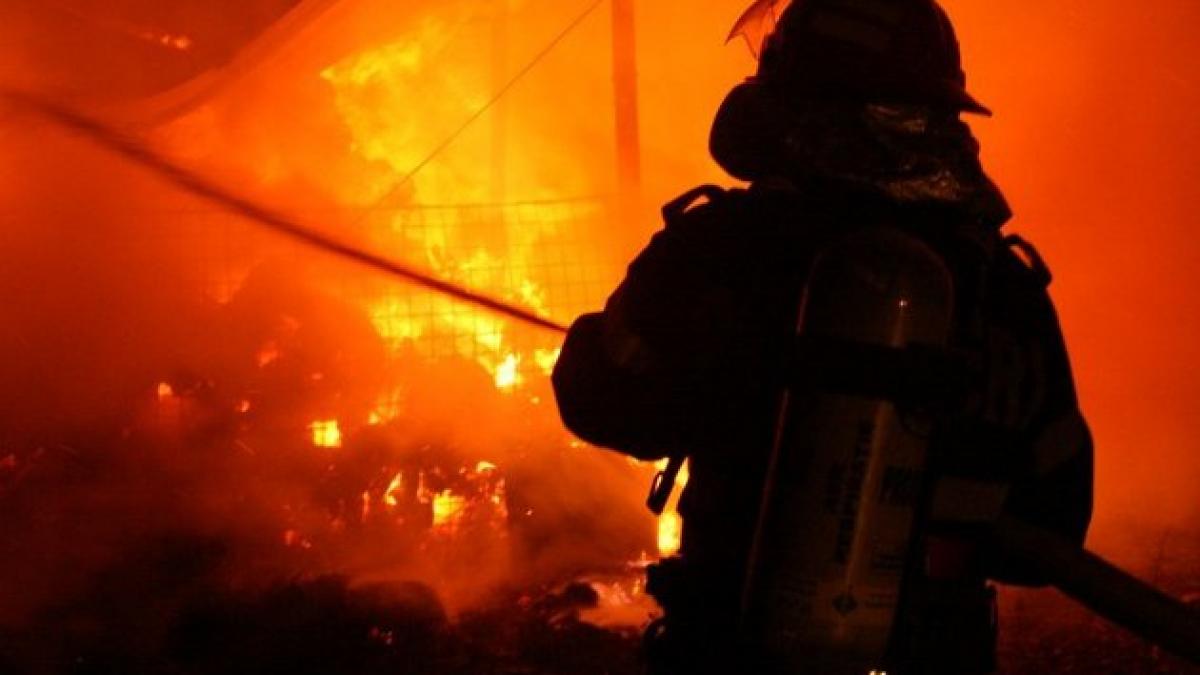 incendiu foarte mare in zona cismigiu din capitala o femeie a murit iar un tanar de 19 ani a fost
