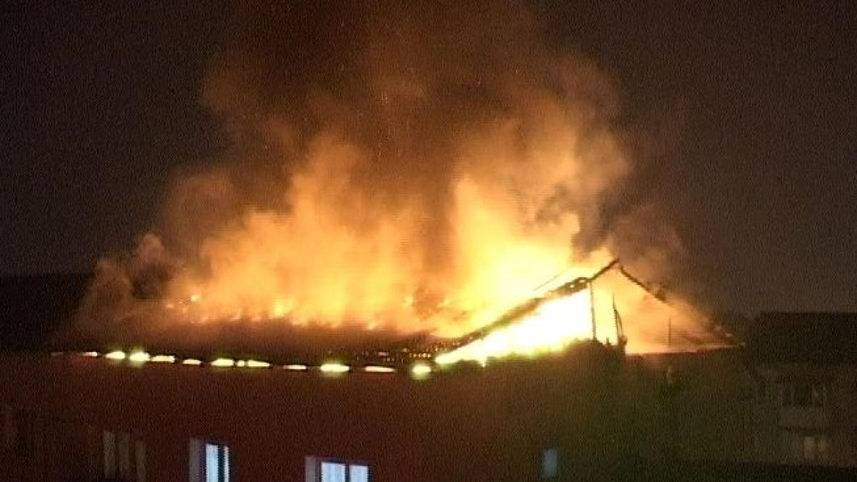 a dat foc acoperisului blocului in timp ce incerca sa afume carne de porc zeci de familii au fost