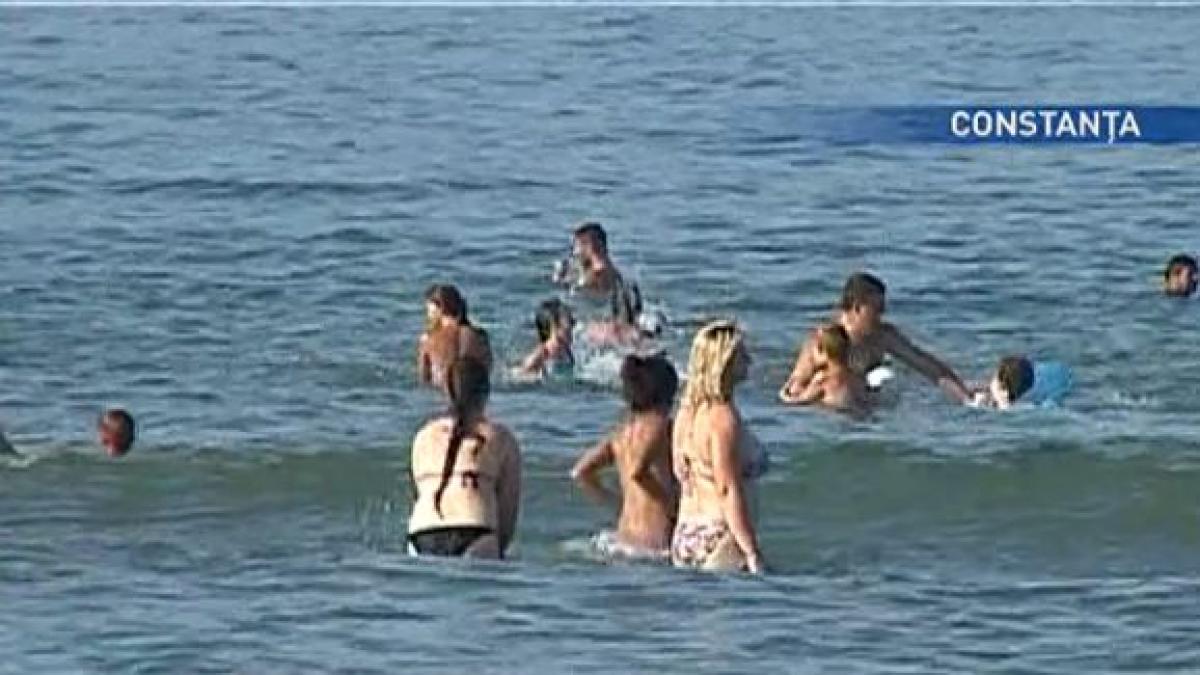 o fetita de noua ani salvata in ultima clipa de la inec de salvamarii de pe plaja modern din