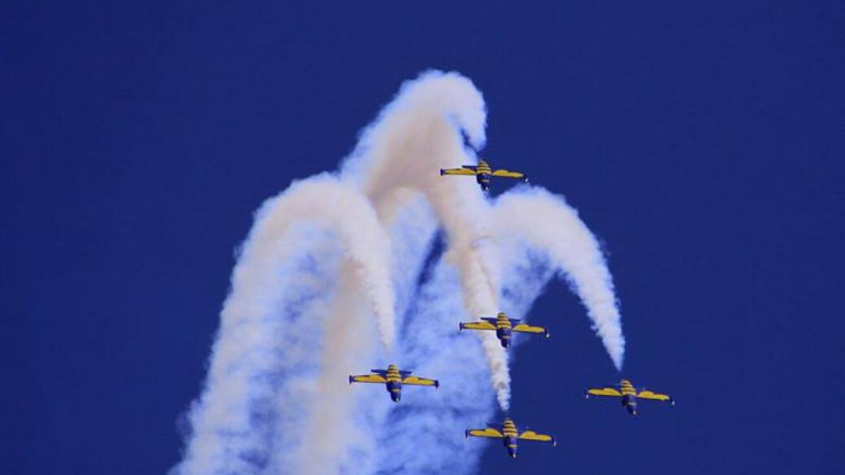 show aviatic de zile mari 100 de piloti si parasutisti din elita acrobatiei mondiale au evoluat