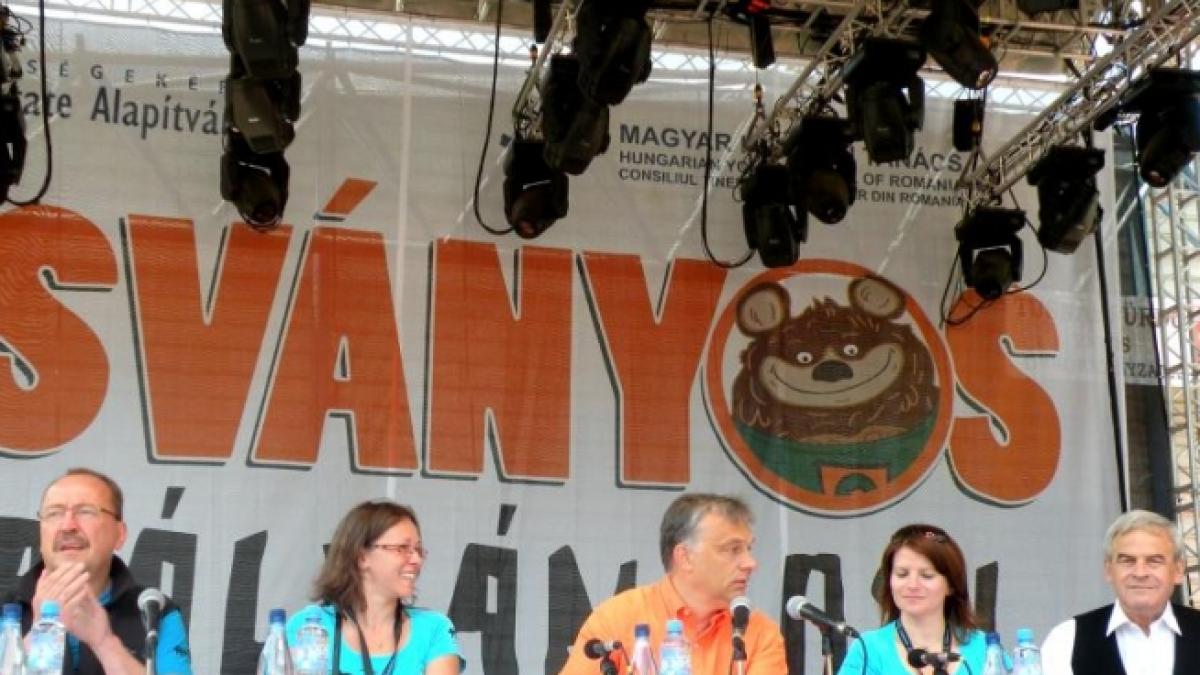 viktor orban atacat cu rosii in timpul discursului de la baile tusnad