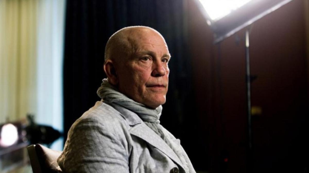 john malkovich platit de colegii din facultate sa le faca temele