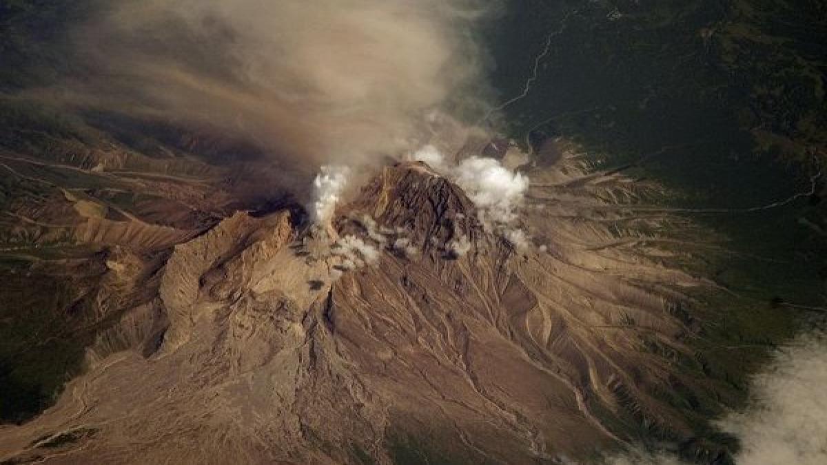 cel mai nordic vulcan al rusiei a erupt cenusa a fost aruncata la mii de metri inaltime