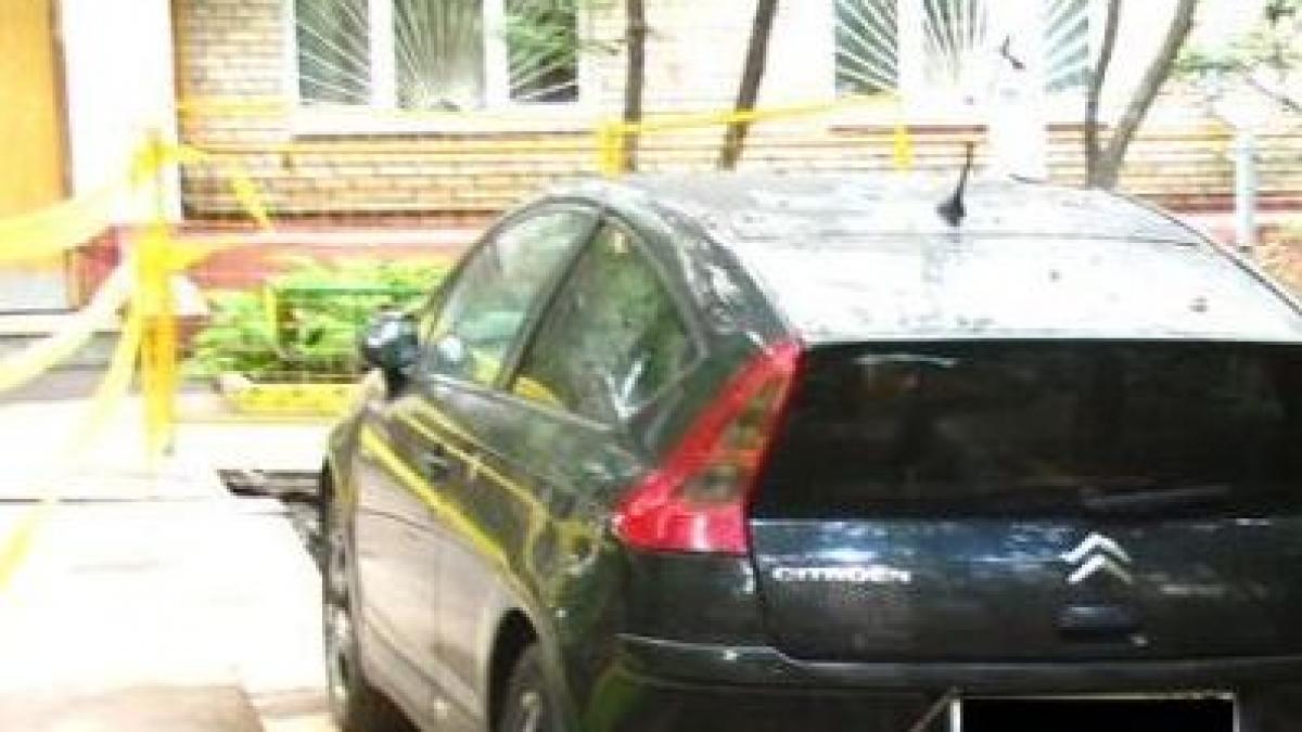 iubi vino ca nu mai pot sa scot masina din parcare cand a vazut barbatul si a pus mainile in cap