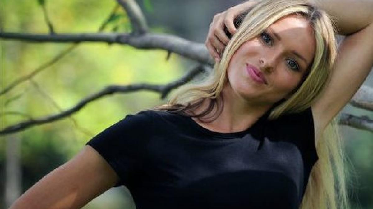 blonda asta superba e supranumita ingerul barbatilor in meseria pe care o are e foarte respectata