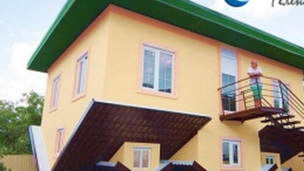 daca intri in casa asta te ia ameteala masa si scaunele sunt pe tavan