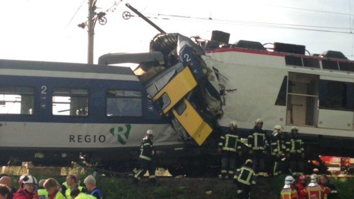 doua trenuri s au ciocnit frontal in elvetia unul din mecanici dat disparut se crede ca a fost ucis