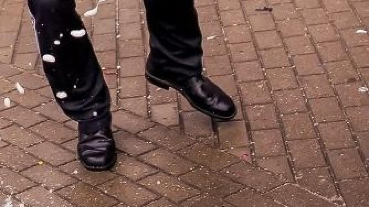 e de necrezut ce a facut mirele la 2 minute dupa ce s a casatorit era in mijlocul strazii si ne