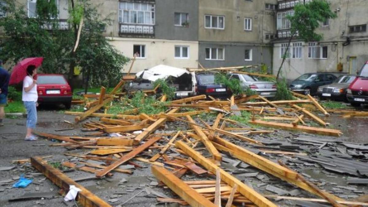 furtunile au facut ravagii in tara strazi inundate in cateva minute si acoperisuri smulse de vantul