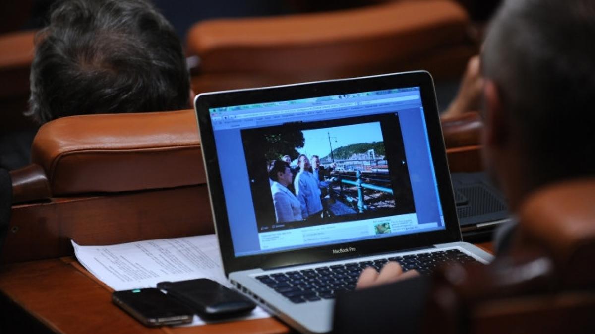 politicienii care n au reusit sa mai obtina un nou mandat au devenit functionari in parlament