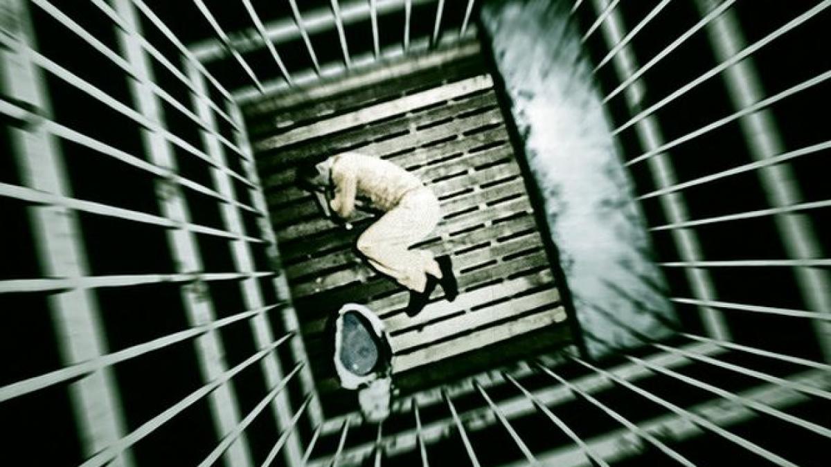 a fost un accident oribil uitat in inchisoare un student a fost nevoit sa bea propria urina pentru