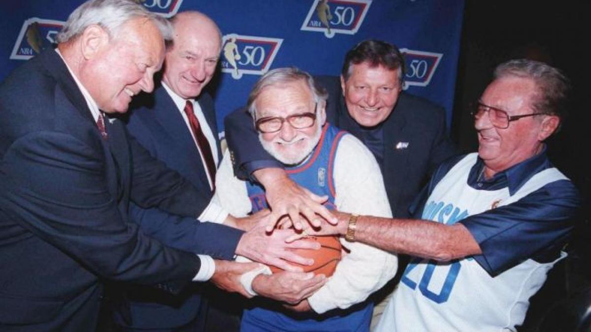 ossie schectman autorul primului cos din istoria nba a murit la 94 de ani