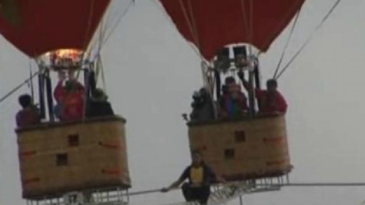 un chinez a mers pe o barna suspendata intre doua baloane iata cea mai spectaculoasa acrobatie din