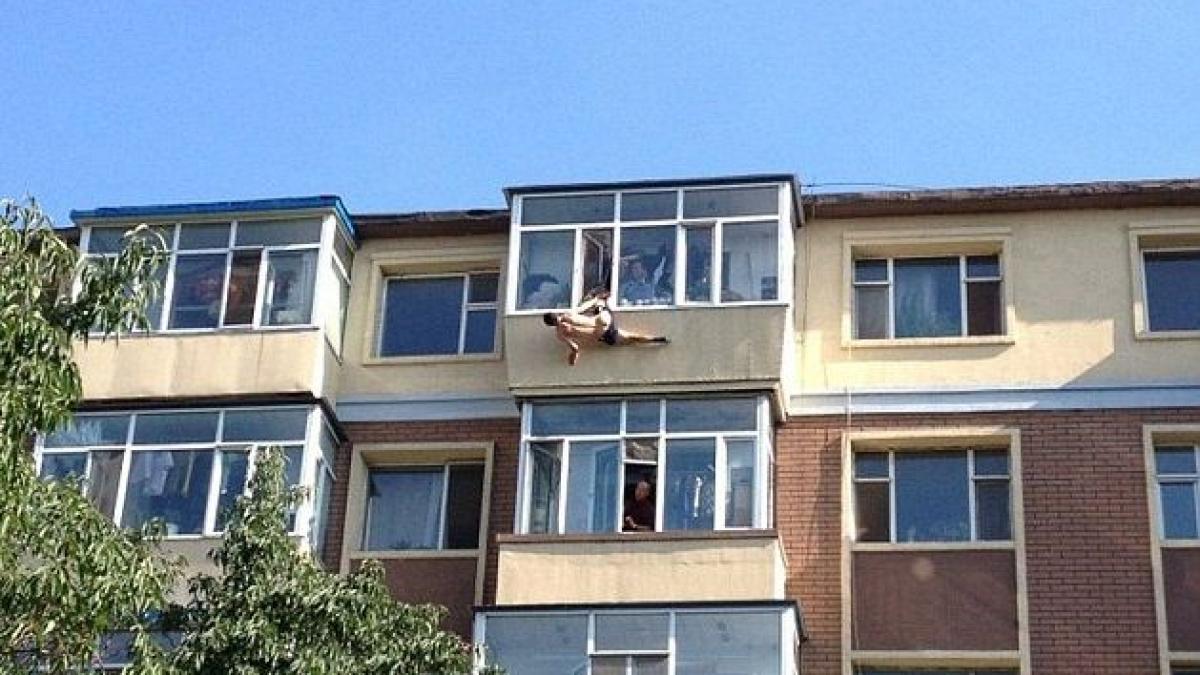 a vrut sa se arunce de la etajul sase dar l a salvat nevasta l a prins de boxeri si l a tinut pana