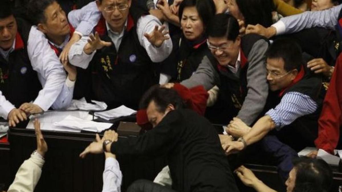 parlamentarii taiwanezi s au luat la pumni