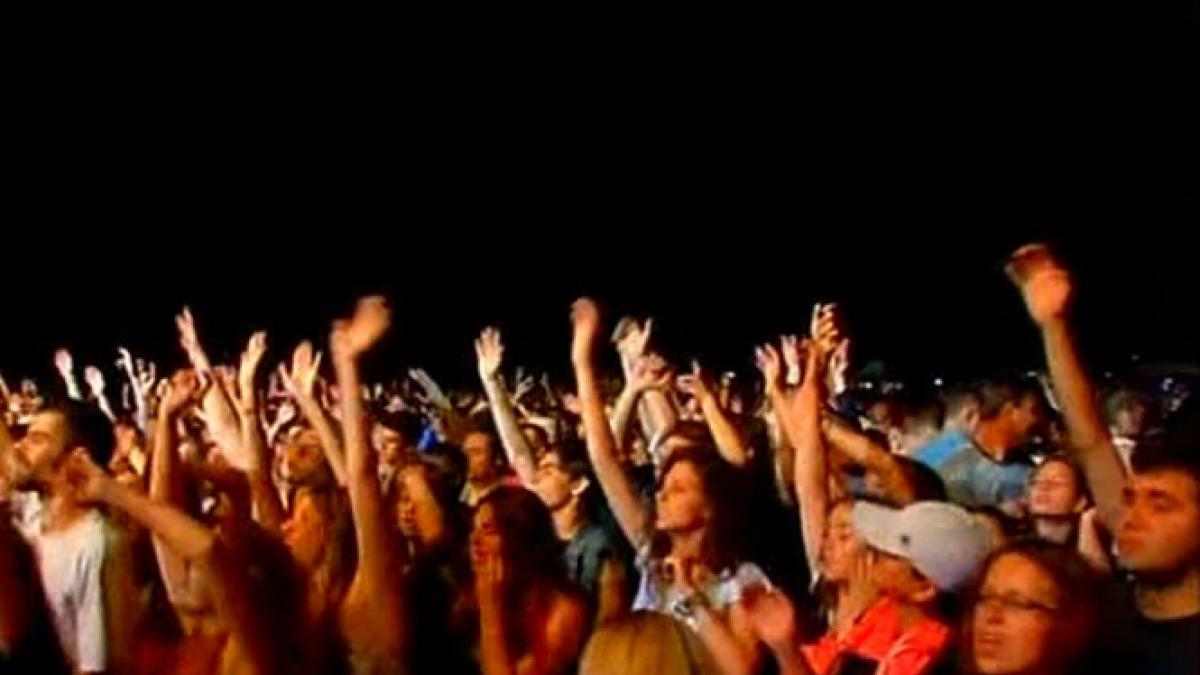 peste 15 000 de oameni au umplut plaja din vama veche in prima zi a festivalului folk you florian