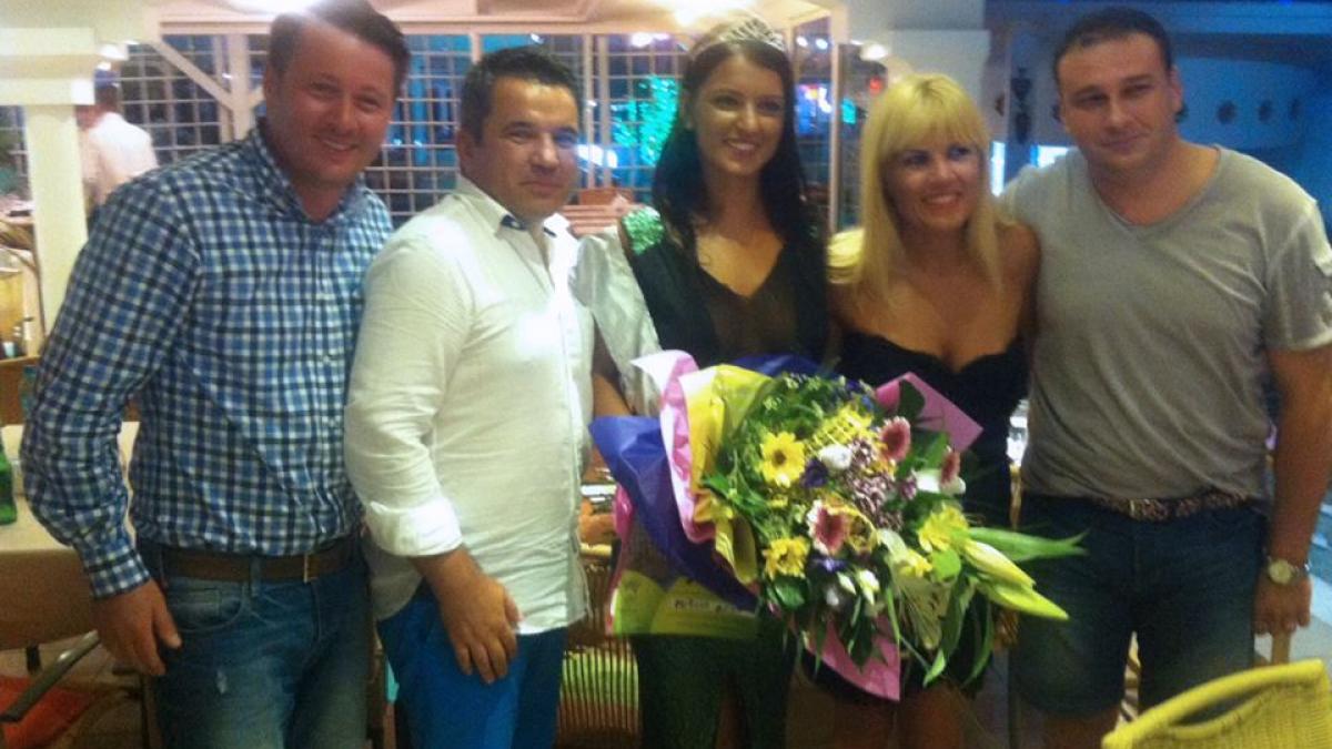 elena udrea si a facut aparitia la un concurs de miss