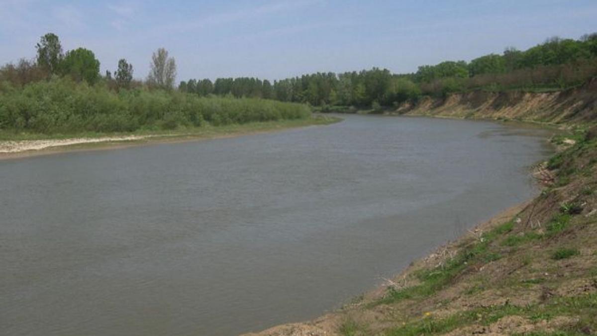 medicii au incercat 30 de minute sa o readuca la viata o fetita s a inecat in raul siret