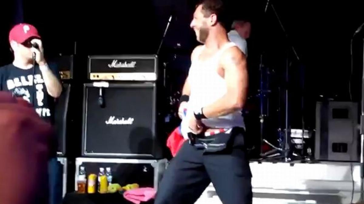 ministerul culturii din rusia a interzis concertul unei trupe de punk rock vezi ce a facut basistul