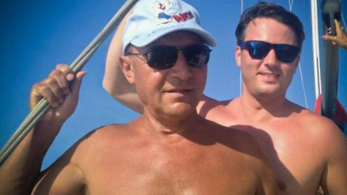 traian basescu fotografiat la bustul gol pozele au ajuns pe retelele de socializare
