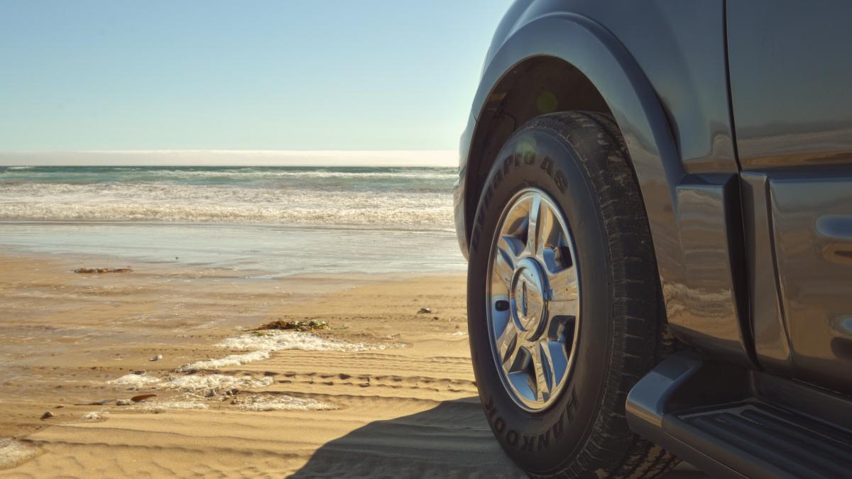 un mort si 11 raniti dupa ce un barbat a intrat cu masina in multime pe o plaja din california