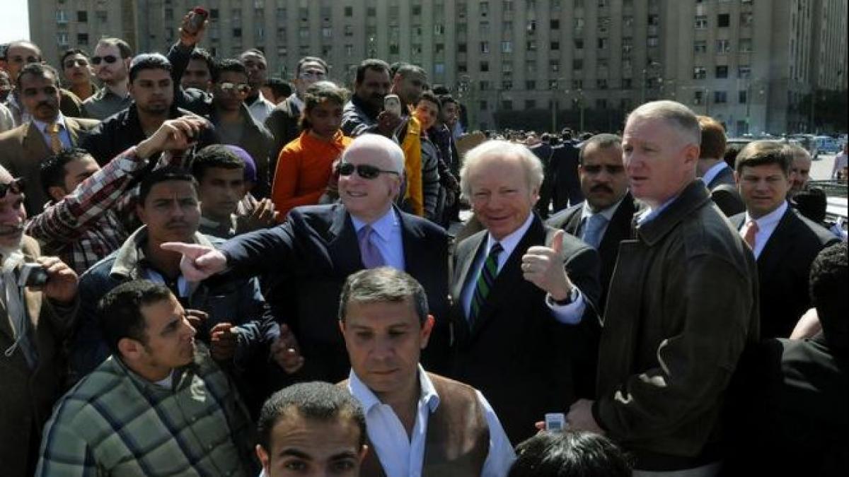 americanii incearca sa aduca linistea in egipt john mccain a sosit la cairo