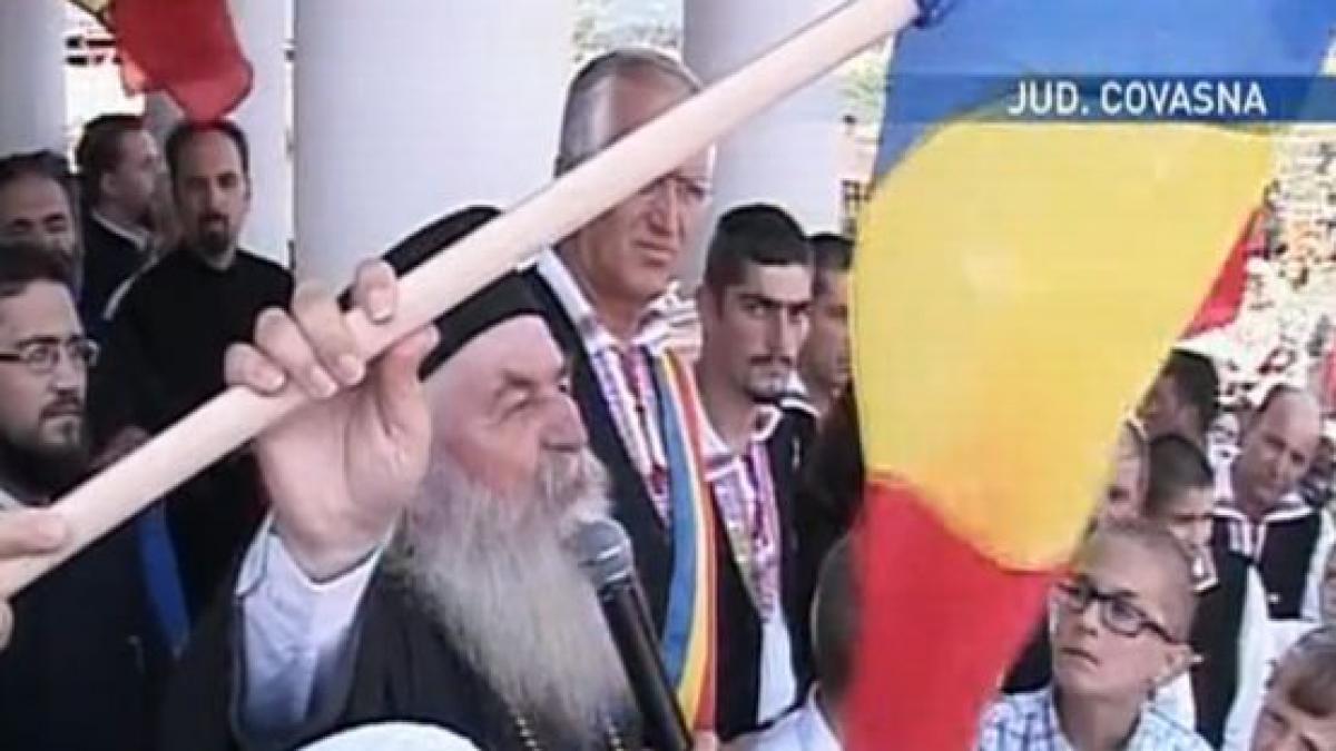 episcopul covasnei si harghitei a impartit steaguri romanesti credinciosilor prezenti la slujba de