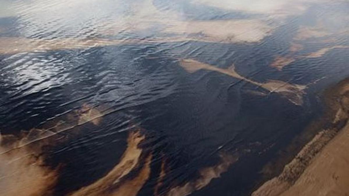 pata de petrol uriasa in golful persic