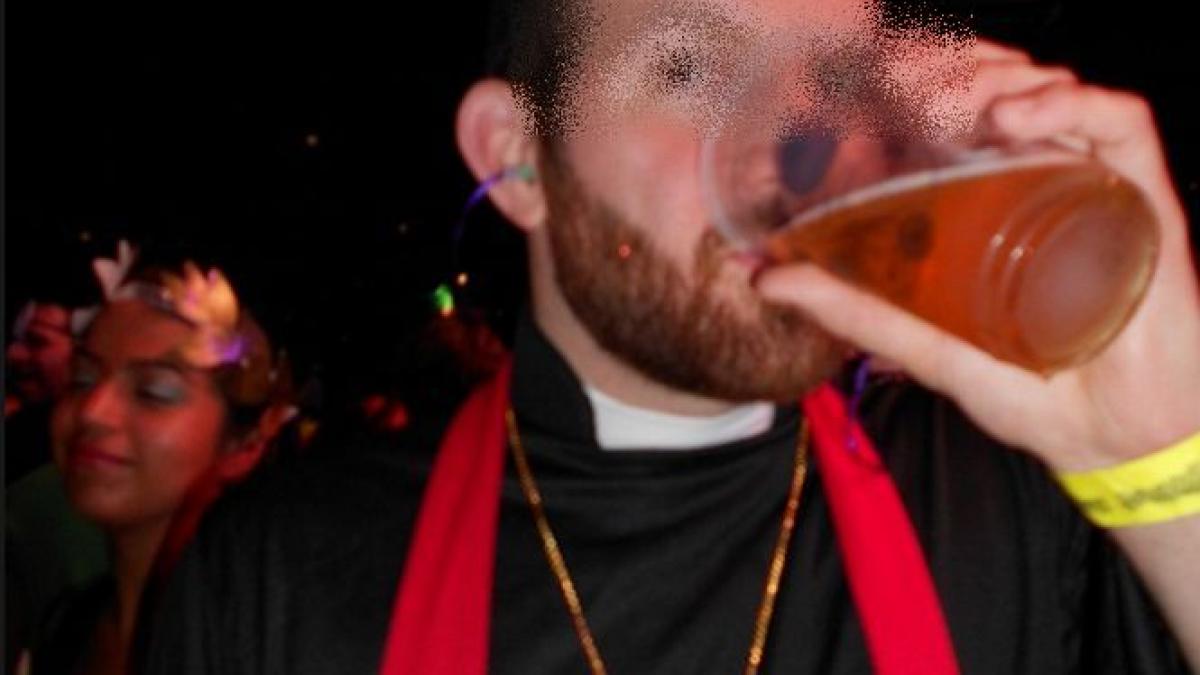 preot filmat intr un club de noapte din chisinau a baut coniac scump si a dansat toata noaptea