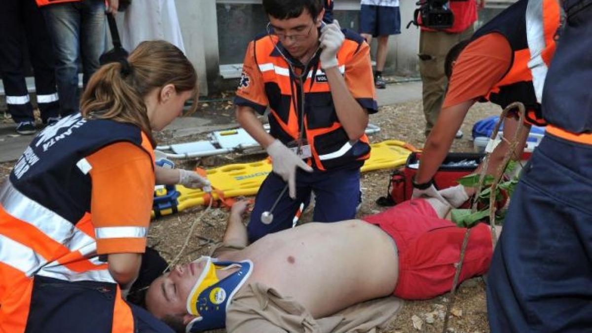 accident grav in gorj o camioneta in care se aflau 20 de oameni s a rasturnat intr o rapa