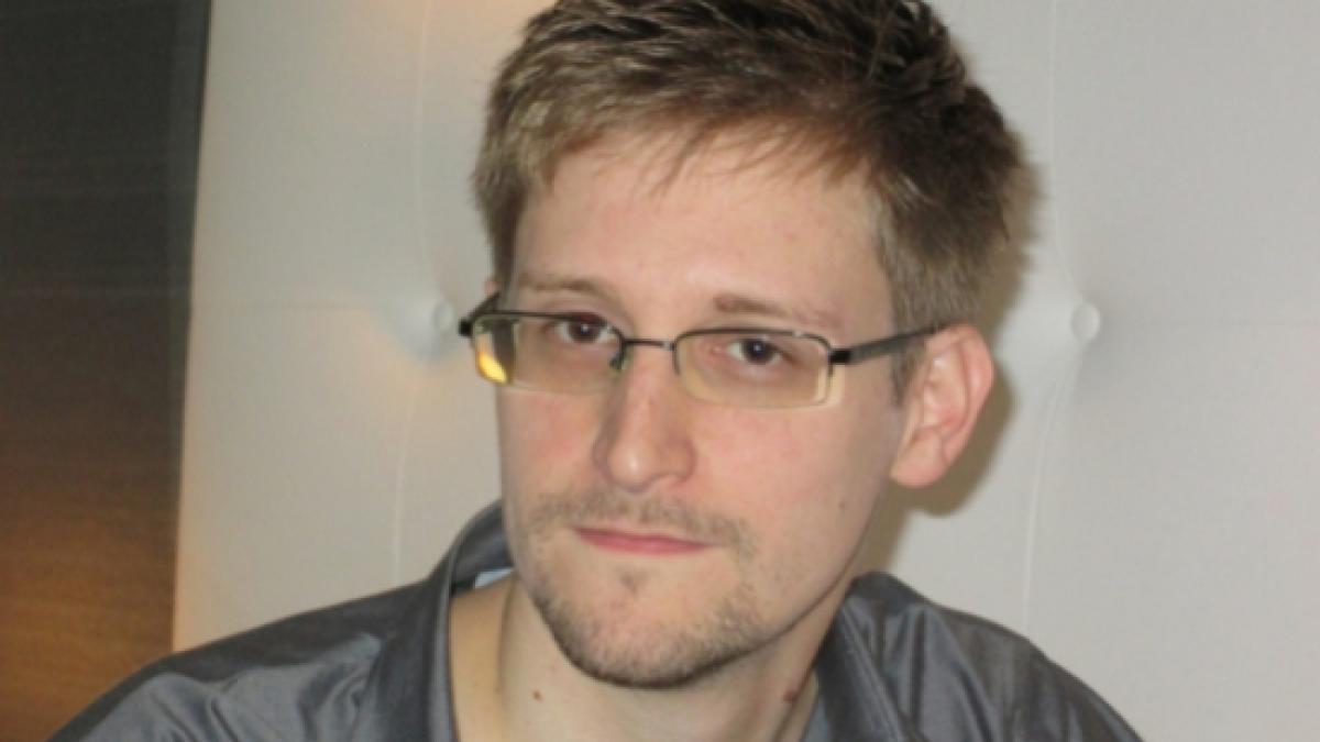 un senator rus vrea sa stranga bani pentru a l ajuta pe edward snowden