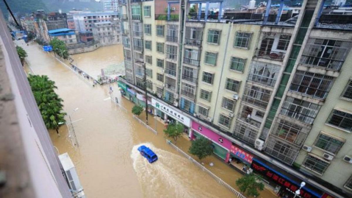 inundatii in china o persoana a murit si alte 34 000 au fost evacuate din calea apelor