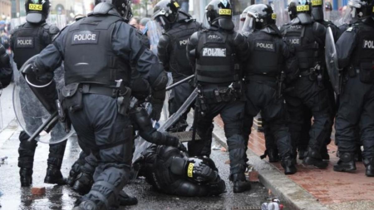 violente in belfast 26 de politisti au fost raniti vineri noapte