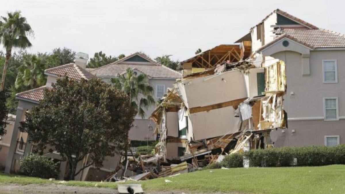 complex rezidential inghitit de pamant imagini cu gaura adanca formata intre doua cladiri