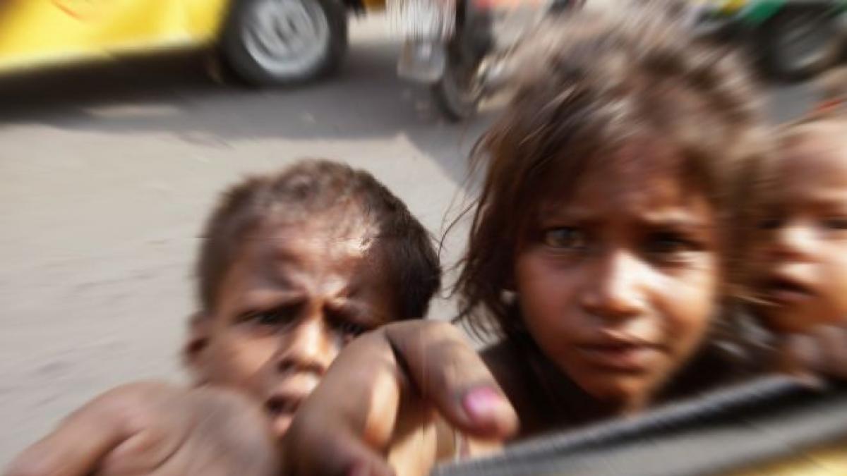 romanii isi inchiriaza copiii pentru cersit mii de minori sunt trimisi pe strazile belgiei pentru a