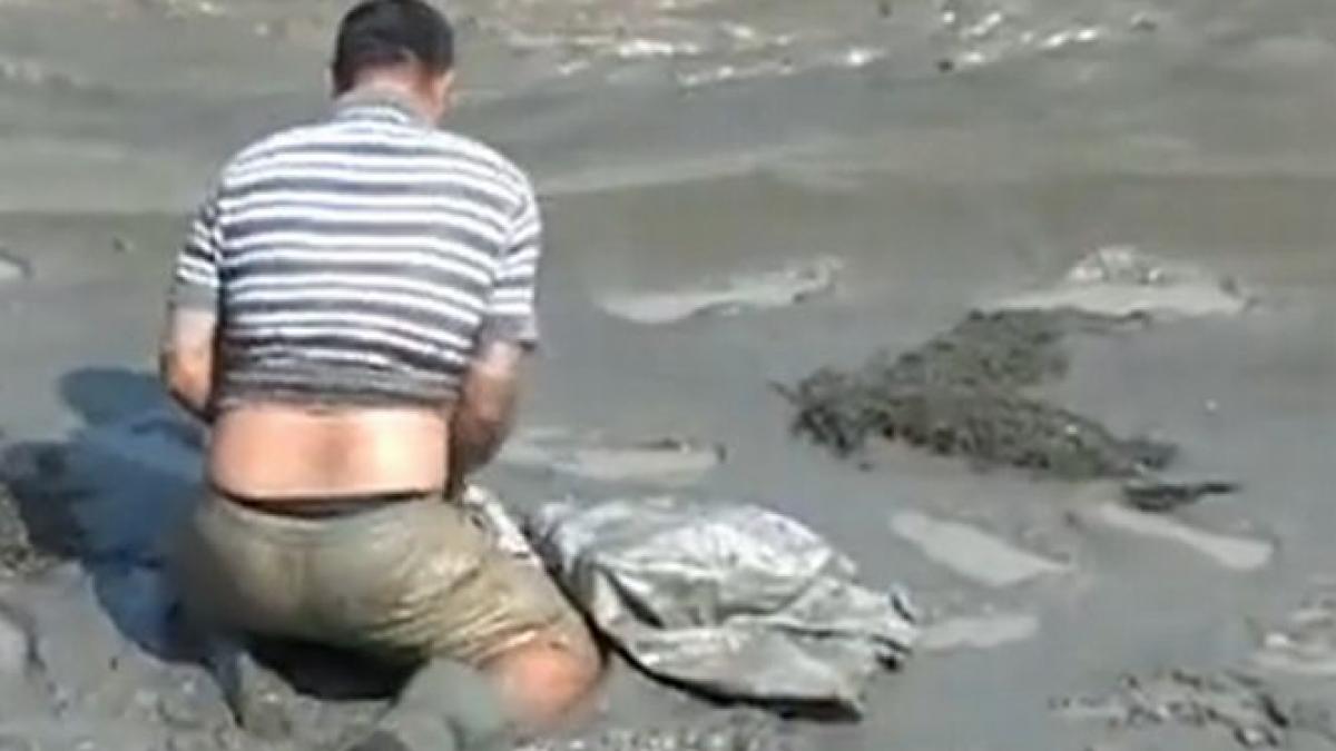 s a intamplat in arges zeci de oameni s au tavalit prin noroi ca sa prinda peste