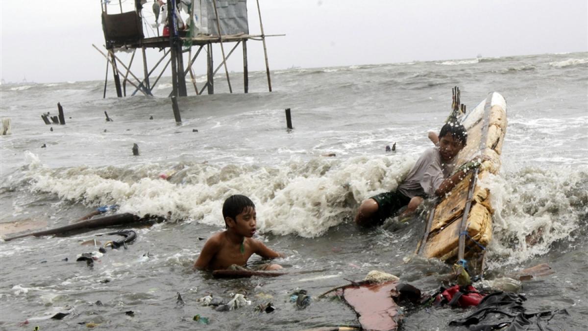 taifunul utor cel mai violent de pana acum a atins coastele filipinelor cel putin 23 de disparuti