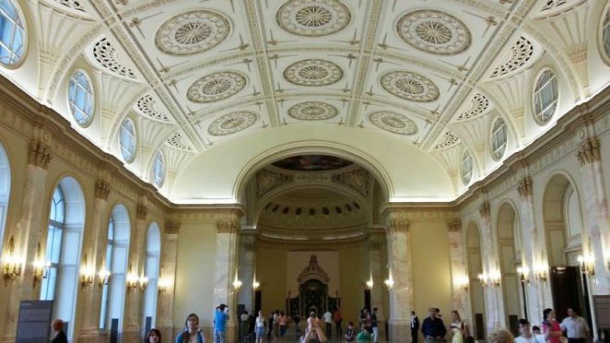 tur cu ghid in corpul central al palatului regal din bucuresti vizitatorii vor putea admira