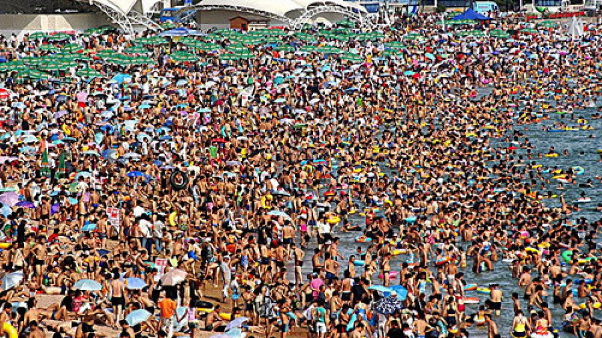 turisti pe plaje cat nisipul marii a fost cel mai aglomerat weekend din tot sezonul 200 000 de