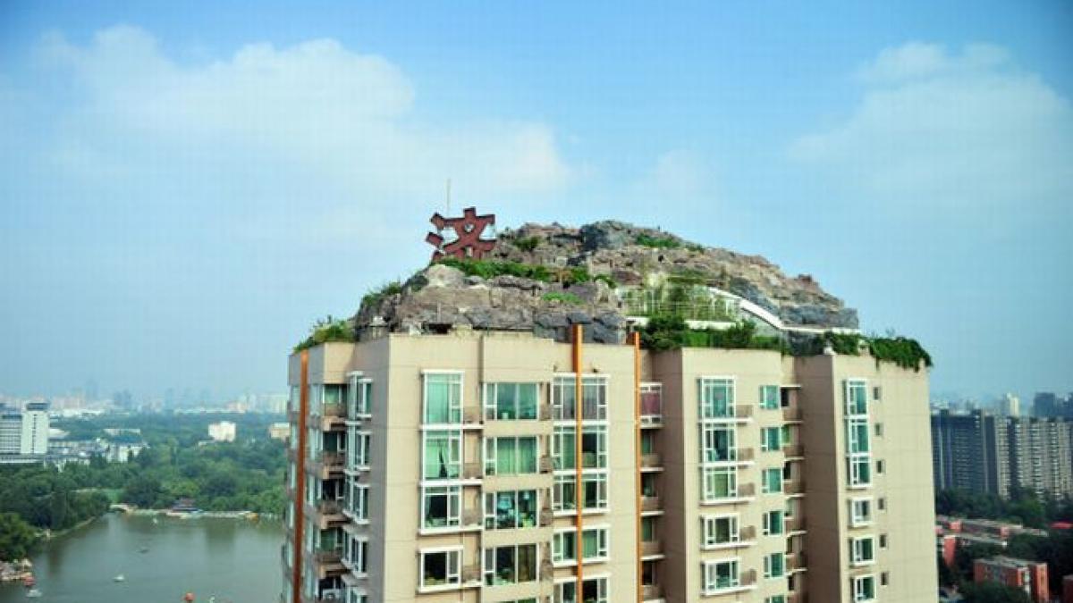 si a facut propriul sau munte pe terasa blocului in care locuieste