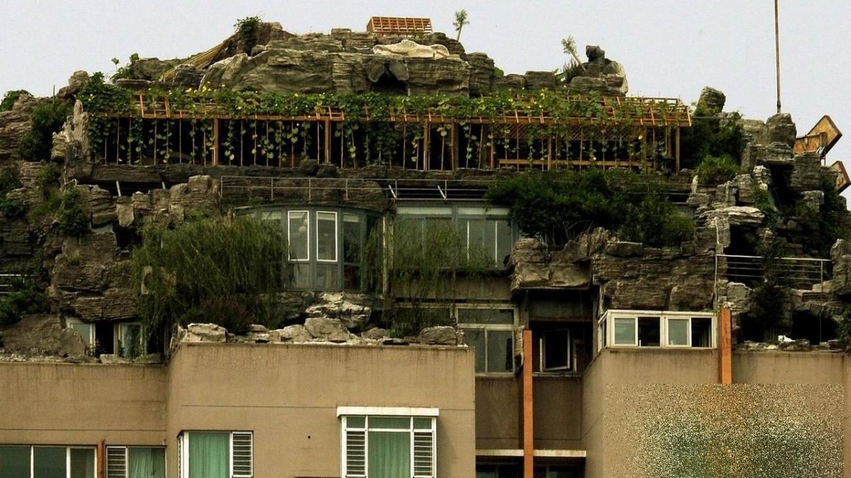 constructia care a pus china pe harta celor mai ciudate tari pe blocul nostru a aparut un munte