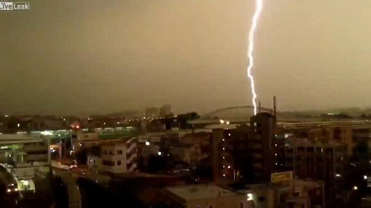 e aproape imposibil sa surprinzi asa ceva fotografia rara care arata cum loveste fulgerul un tren