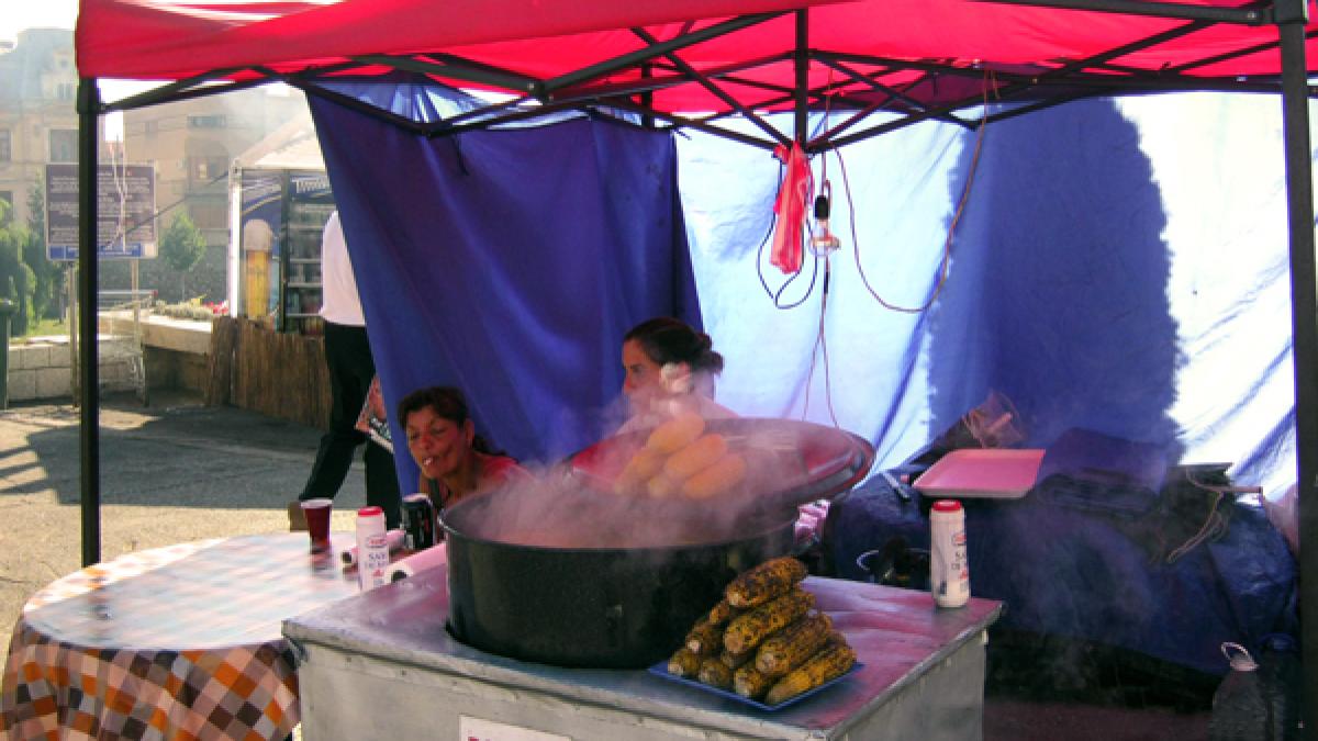 porumb fiert in apa de canal vandut oamenilor se intampla la terasele din lugoj