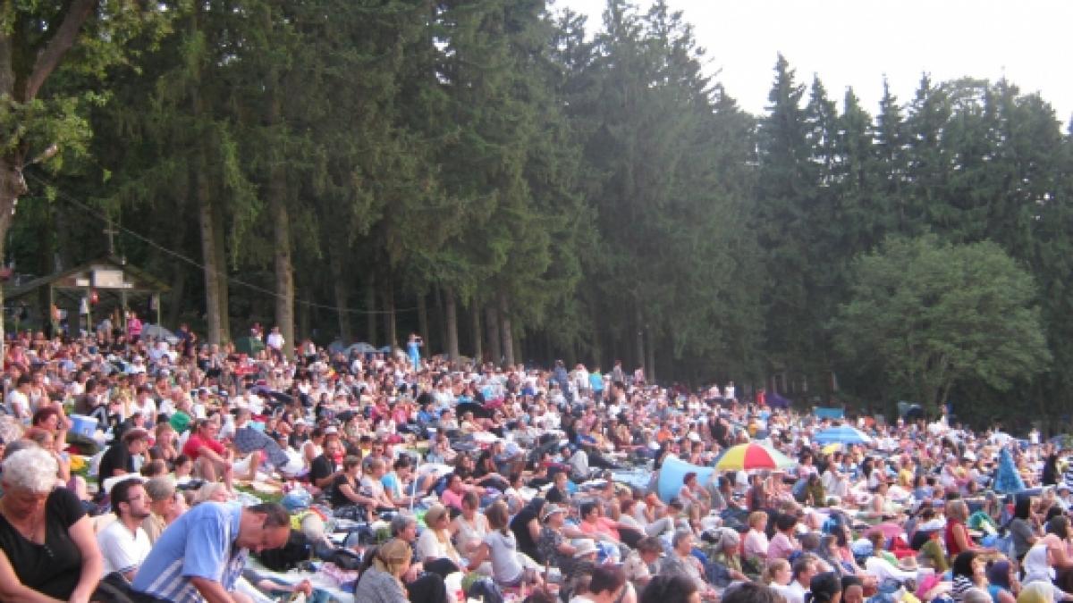 zeci de mii de pelerini au ajuns la cluj pentru a se ruga la icoana facatoare de minuni