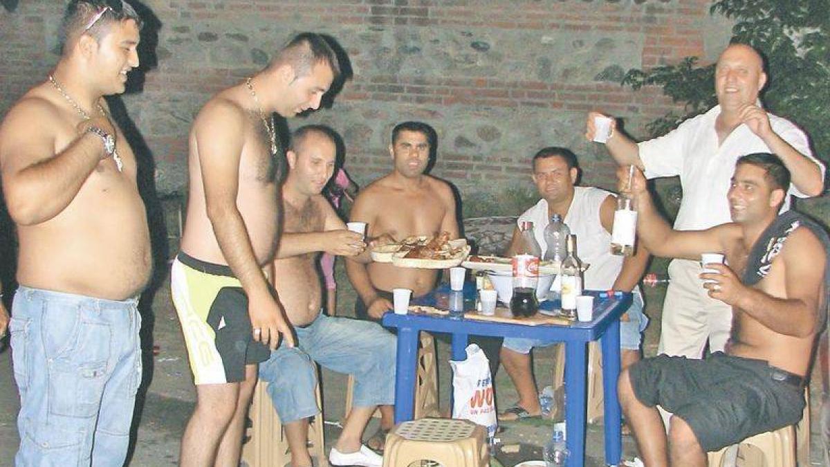 voiau sa se inchine la moaste si sa se roage cu gratarul in gat romii au fost dati afara din curtea